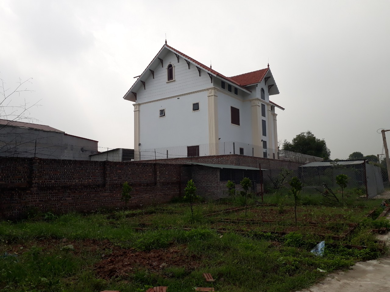 Căn bi&ecirc;̣t thự