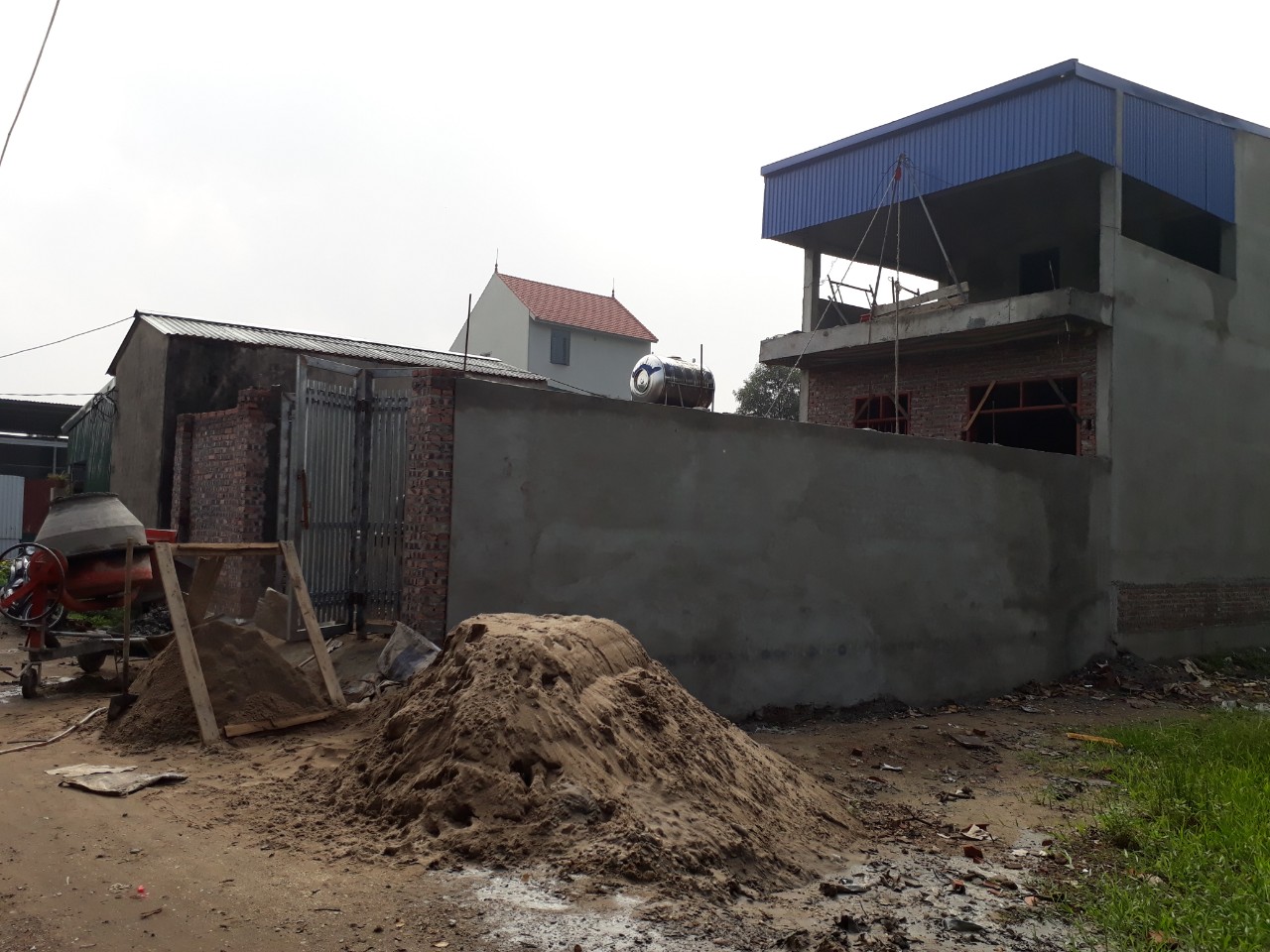 V&acirc;̃n còn ng&ocirc;̉n ngang. (Ảnh: Q.H)