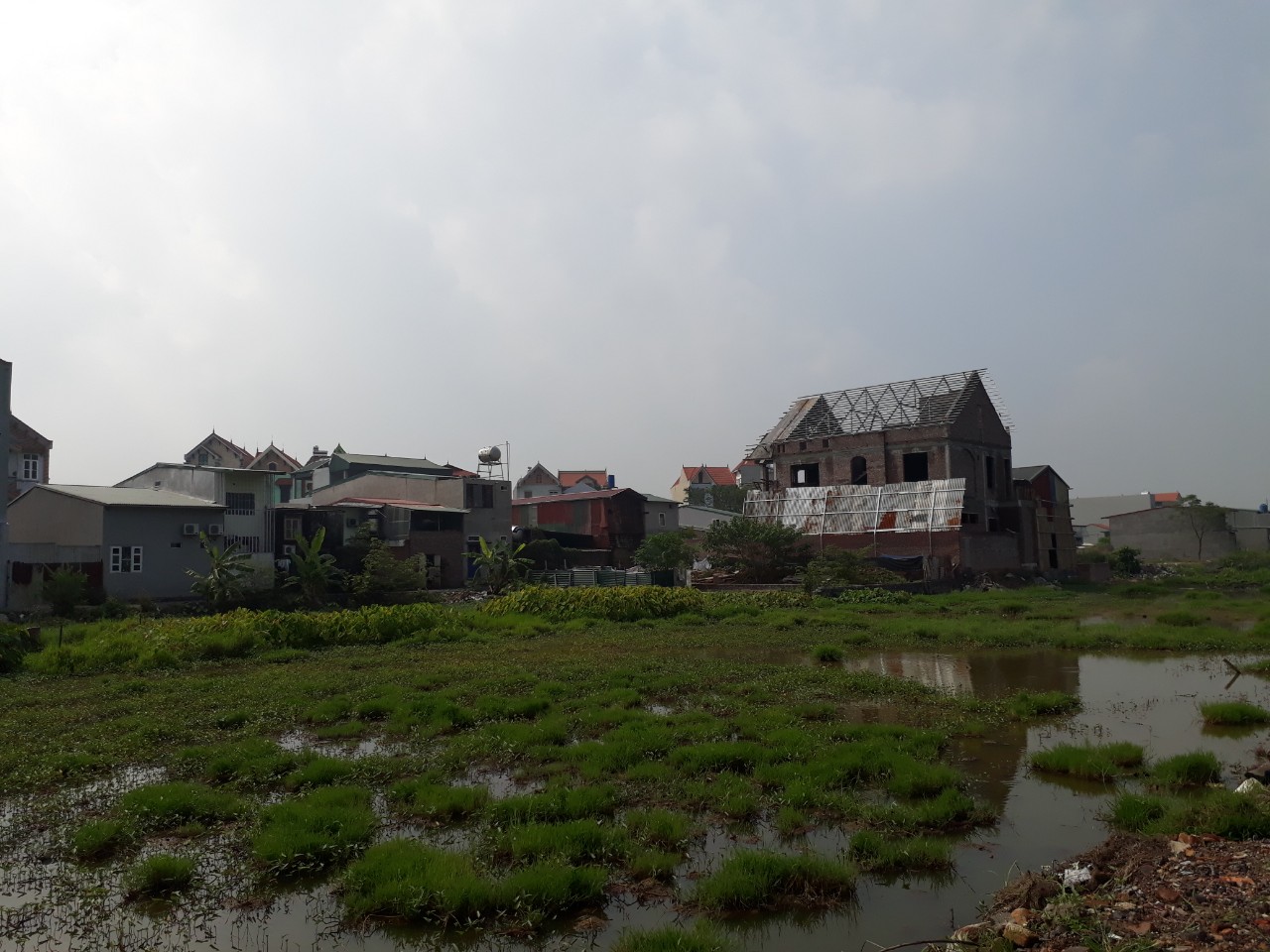 Căn bi&ecirc;̣t thự đ&ocirc;̀ s&ocirc;̣ đang x&acirc;y dựng tại khu đ&acirc;́t ph&acirc;̀n trăm. (Ảnh: Q.H)