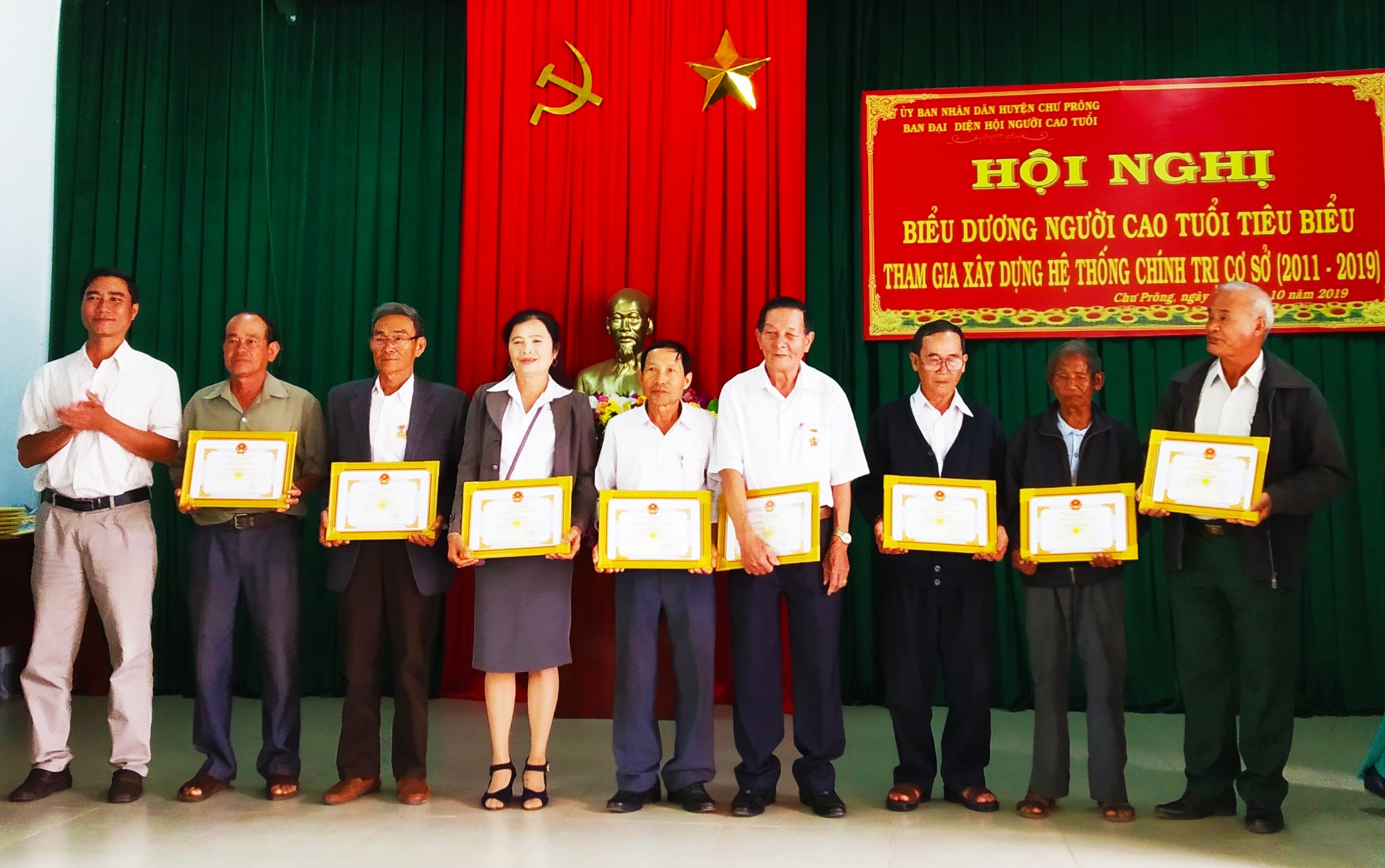 L&atilde;nh đạo huyện trao Giấy khen cho 23 NCT ti&ecirc;u biểu tham gia x&acirc;y dựng hệ thống ch&iacute;nh trị cơ sở giai đoạn 2010-2019.