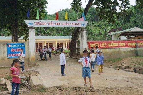 Huyện Quỳ Hợp, Nghệ An: Hiệu trưởng bị giáng chức vì "uống sữa" của học sinh