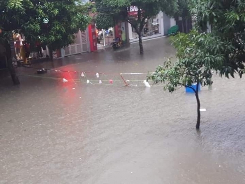 Nghệ An: Mưa lớn kéo dài, đường TP Vinh biến thành sông, nhiều trường cho học sinh nghỉ học