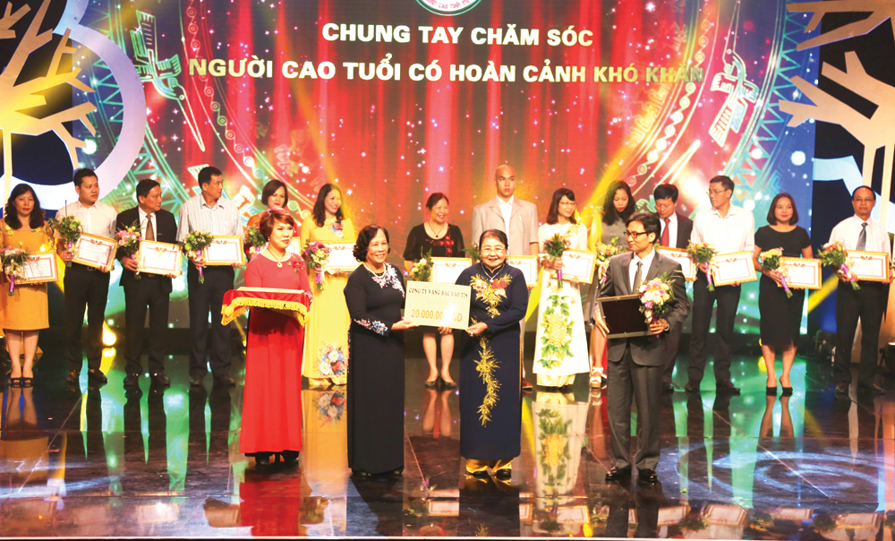 L&atilde;nh đạo TW Hội NCT Việt Nam vinh danh những người c&oacute; nhiều đ&oacute;ng g&oacute;p chăm s&oacute;c NCT kh&oacute; khăn.