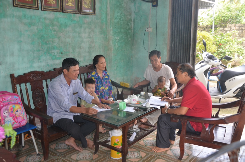 C&aacute;c hộ d&acirc;n ở x&atilde; Tiền Phong, thị x&atilde; Quảng Y&ecirc;n t&igrave;nh b&agrave;y với ph&oacute;ng vi&ecirc;n B&aacute;o Người Cao tuổi.