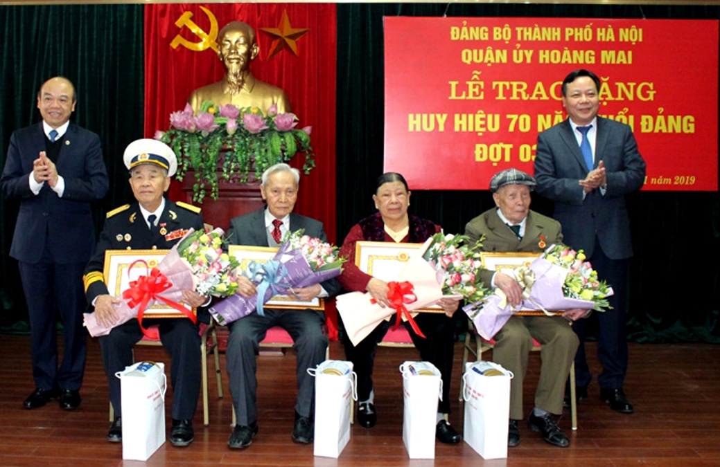 Trao Huy hiệu đảng cho NCT quận Ho&agrave;ng Mai. Ảnh IT