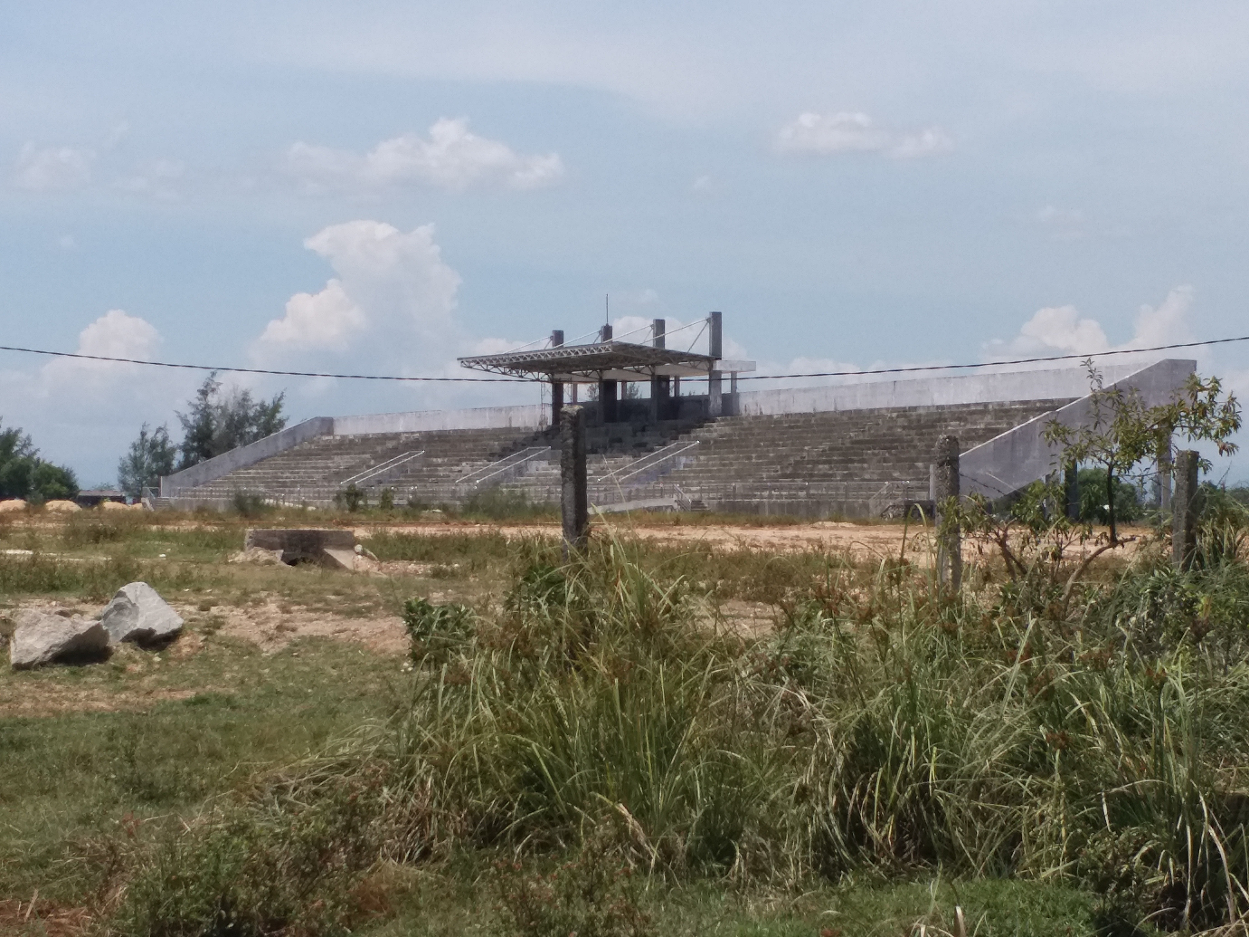 Trung t&acirc;m Văn h&oacute;a thể thao Thuận An thi c&ocirc;ng dang dở, c&oacute; dấu hiệu xuống cấp.