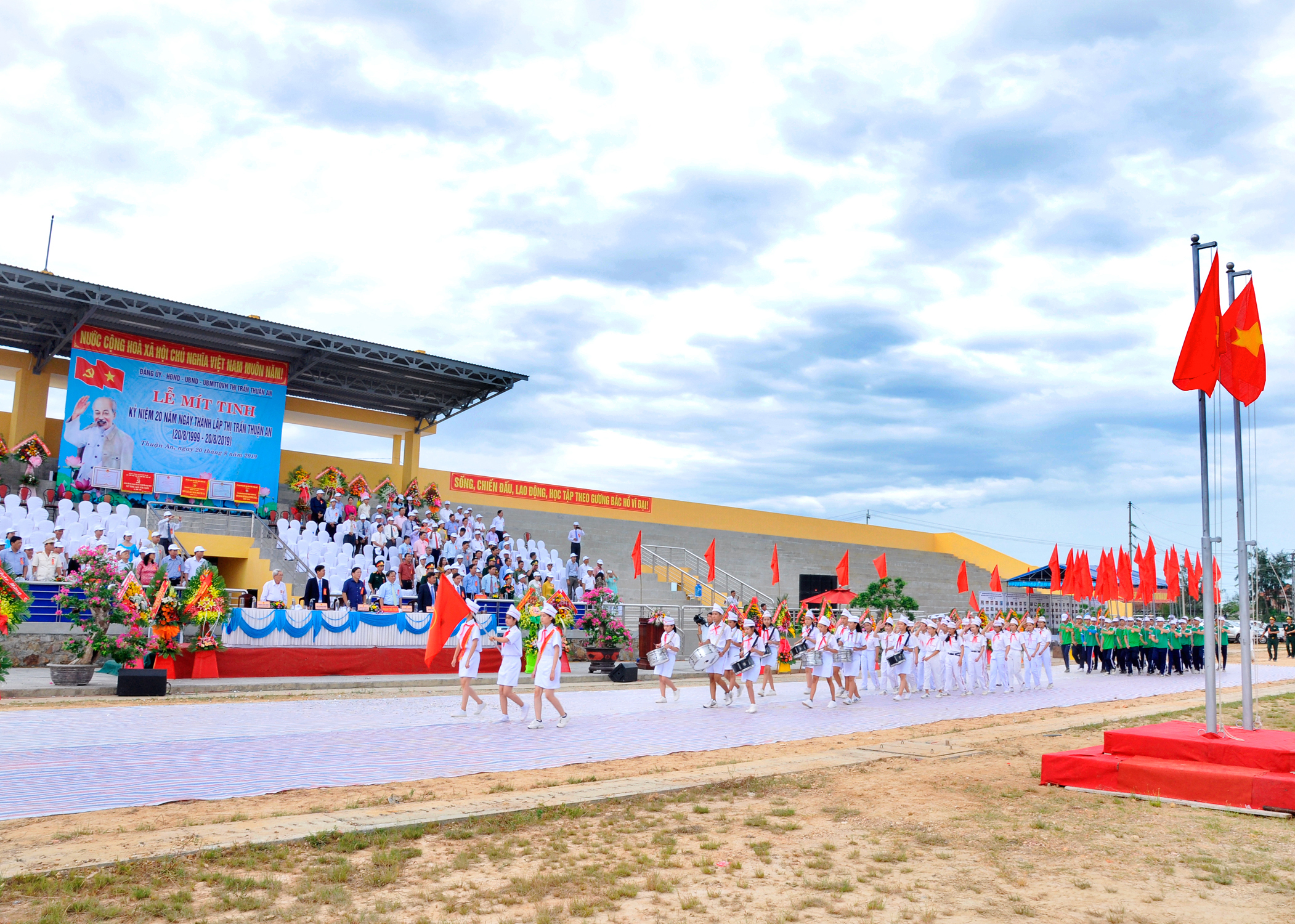 Trung t&acirc;m văn h&oacute;a thế thao Thuận An đưa v&agrave;o sử dụng ng&agrave;y 20/8/2019 khi chưa nghiệm thu theo quy định. Nguồn ảnh: thuanan.thuathienhue.gov.vn.