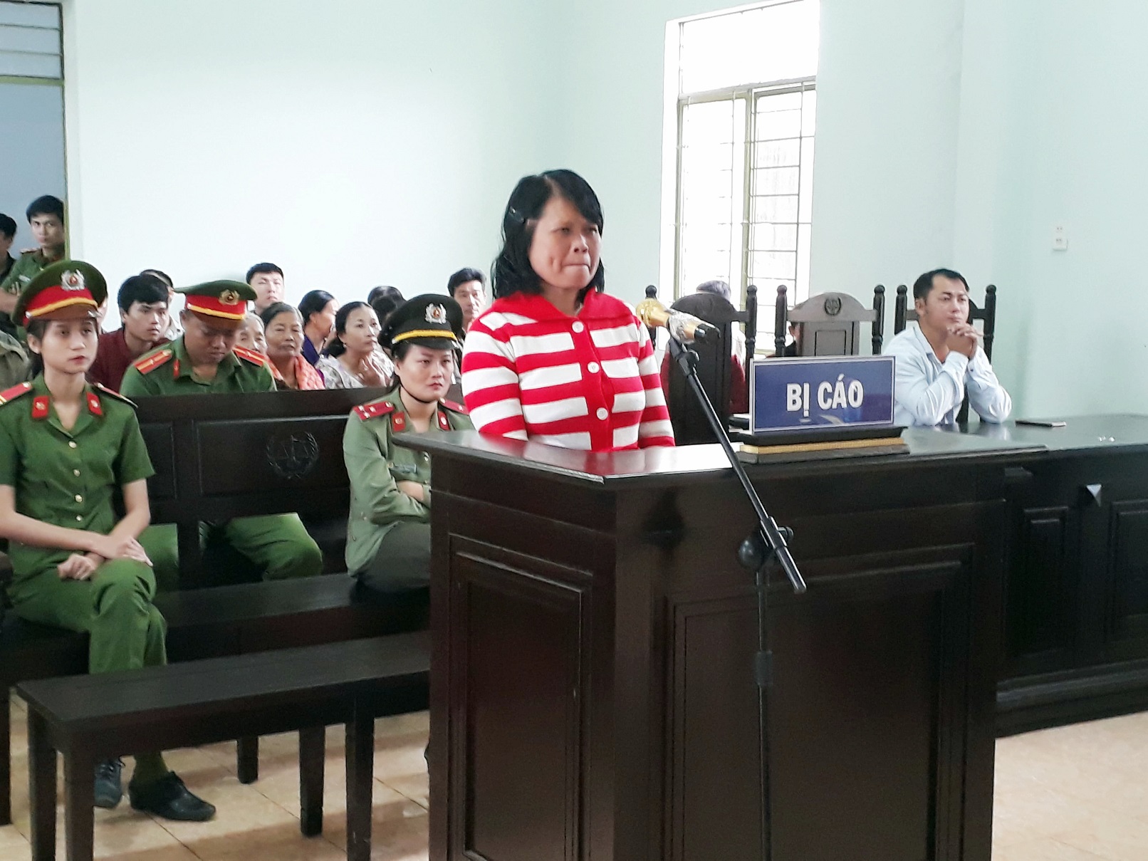 Đối tượng Nguyễn Thị Huệ tại phi&ecirc;n t&ograve;a.
