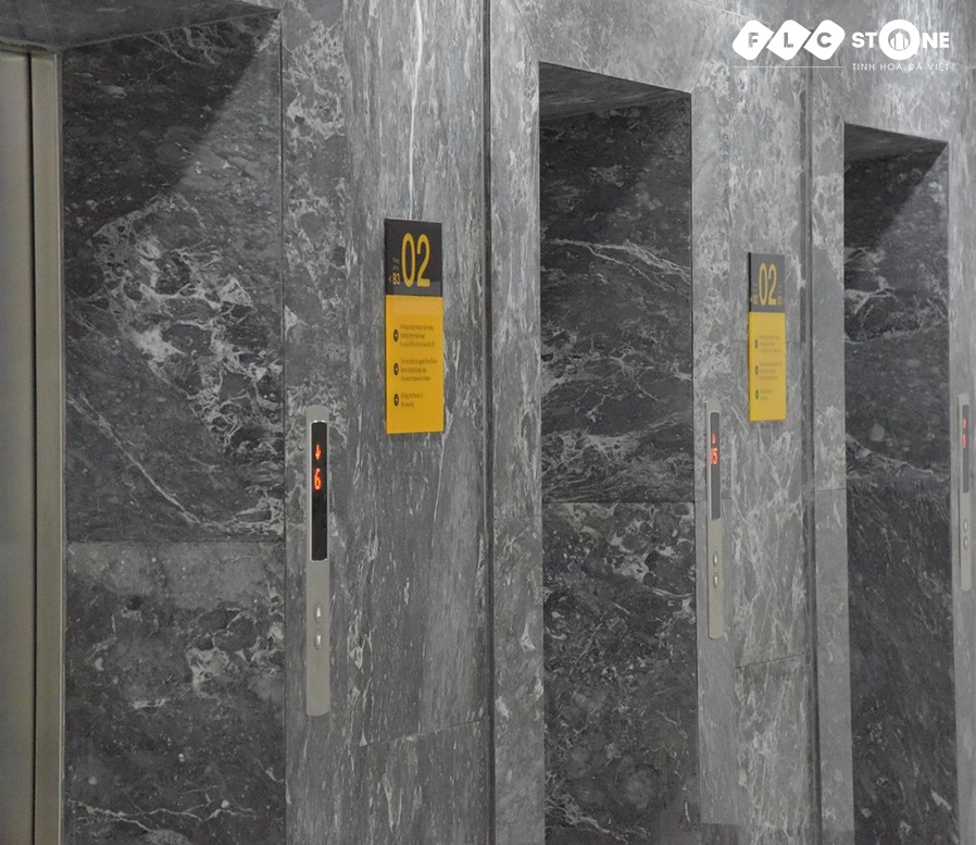 Thang m&aacute;y tại Athena Complex Xu&acirc;n Phương ốp ho&agrave;n to&agrave;n bằng đ&aacute; Marble tự nhi&ecirc;n Dark Grey Galaxy của FLC STONE với c&aacute;c đường v&acirc;n đ&aacute; m&agrave;u trắng.
