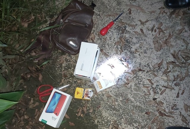 Tang vật sử dụng ma t&uacute;y C&ocirc;ng an x&atilde; kh&aacute;m x&eacute;t, thu giữ tại hiện trường (trong vườn khu Villa bị chiếm giữ)