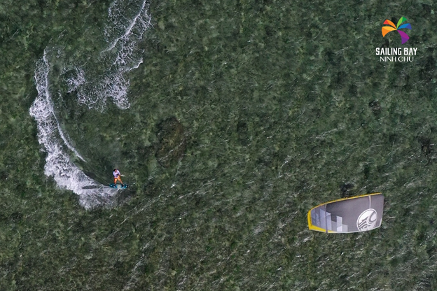 Lướt v&aacute;n diều (Kitesurfing) được c&aacute;c t&iacute;n đồ đặt t&ecirc;n l&agrave; m&ocirc;n thể thao của gi&oacute;. Tr&ecirc;n thế giới, lướt v&aacute;n diều rất phổ biến ở những v&ugrave;ng biển nổi tiếng thuộc Cape Town (Nam Phi), Dakhla (Maroc) hay Limnos (Hy Lạp). Tại Việt Nam, những người say m&ecirc; m&ocirc;n thể thao của gi&oacute; thường hẹn nhau tại Ninh Chữ (Ninh Thuận).