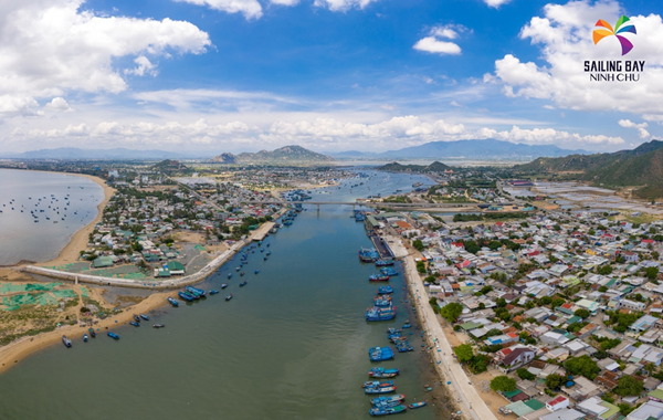 Với lợi thế biển, nằm trong tam gi&aacute;c du lịch trọng điểm Đ&agrave; Lạt - Nha Trang - Mũi N&eacute; (B&igrave;nh Thuận) c&ugrave;ng tiềm năng tự nhi&ecirc;n hiếm nơi n&agrave;o s&aacute;nh được, Ninh Chữ nằm trong chiến lược ph&aacute;t triển du lịch của cả nước đến năm 2020. Nơi đ&acirc;y đ&atilde; được x&aacute;c định l&agrave; 1 trong số 46 khu du lịch quốc gia nằm trong Quy hoạch tổng thể ph&aacute;t triển du lịch Việt Nam đến năm 2020, tầm nh&igrave;n đến năm 2030.