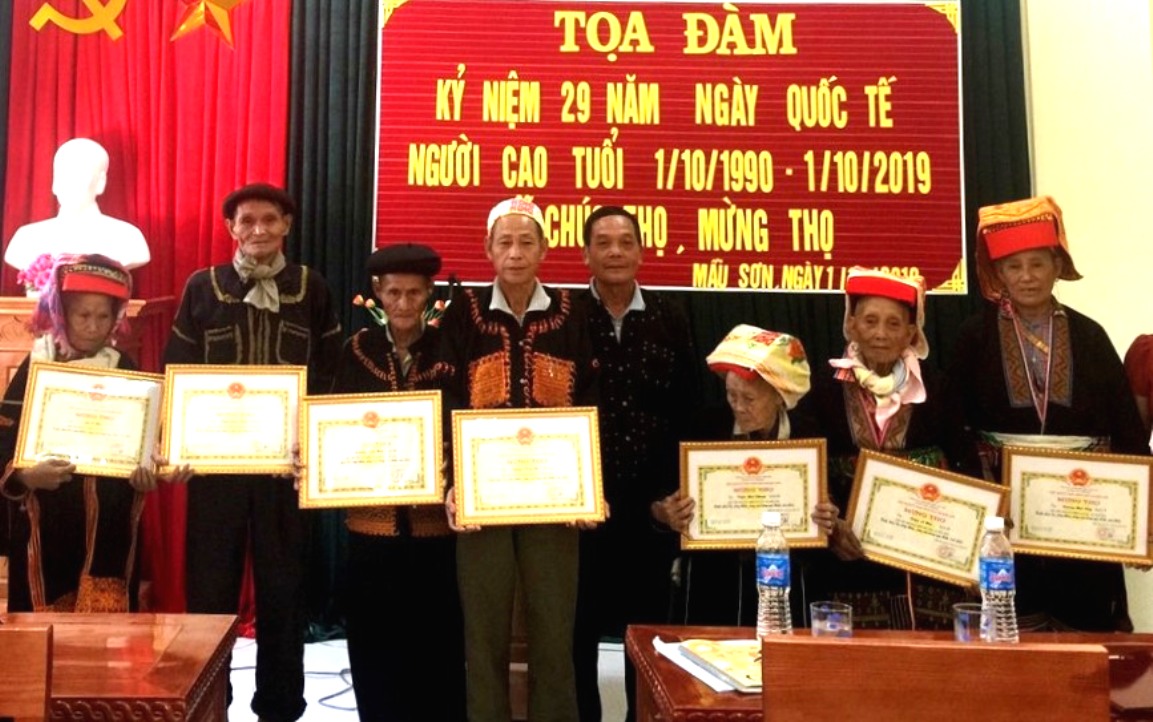 Khen thưởng c&aacute;c c&aacute; nh&acirc;n xuất sắc của NCT x&atilde; Mẫu Sơn, Ảnh IT