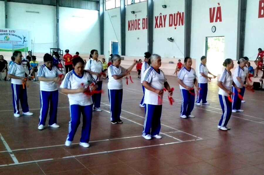 NCT thị trấn Na Dương biểu diễn thể dục dưỡng sinh