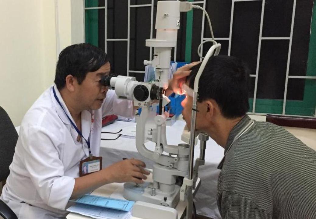 Kh&aacute;m mắt cho NCT. Ảnh IT