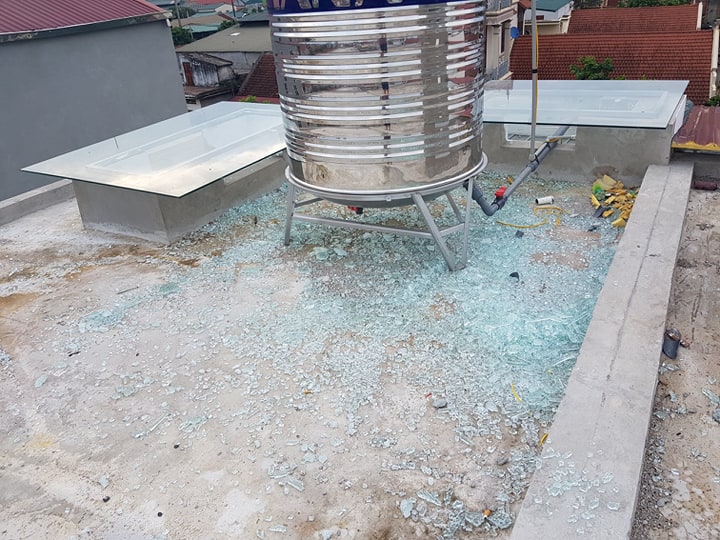 Kh&aacute;ch h&agrave;ng &yacute; kiến về việc c&ocirc;ng tr&igrave;nh x&acirc;y dựng cũng kh&ocirc;ng đảm bảo an to&agrave;n, k&iacute;nh bị gi&oacute; thổi rơi vỡ nguy hiểm đến người d&acirc;n, nh&agrave; x&acirc;y nhưng lại kh&ocirc;ng c&oacute; c&aacute;c biện ph&aacute;p chống s&eacute;t...