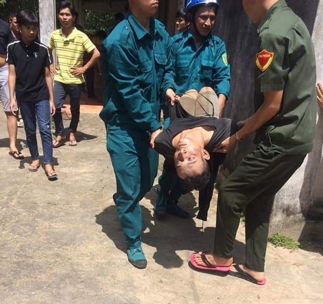 Khi bị bắt giữ, đối tượng vẫn c&oacute; biểu hiện ng&aacute;o đ&aacute;.