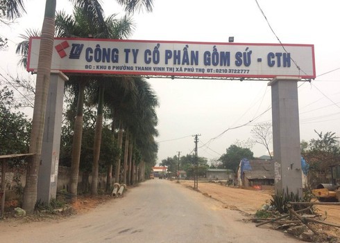 Trụ sở C&ocirc;ng ty CP gốm, sứ Thanh H&agrave; - nguồn gốc số dầu thải. Ảnh: Infonet