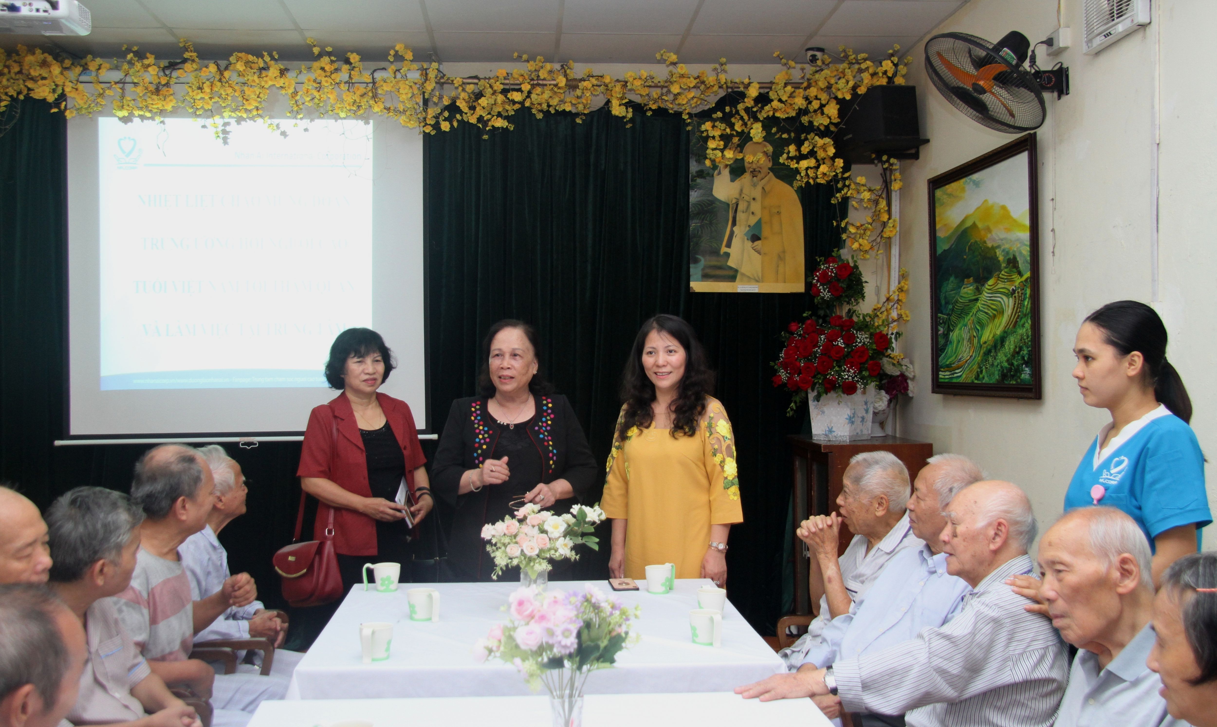 Chủ tịch Phạm Thị Hải Chuyền ch&uacute;c c&aacute;c cụ sống vui, sống khỏe.