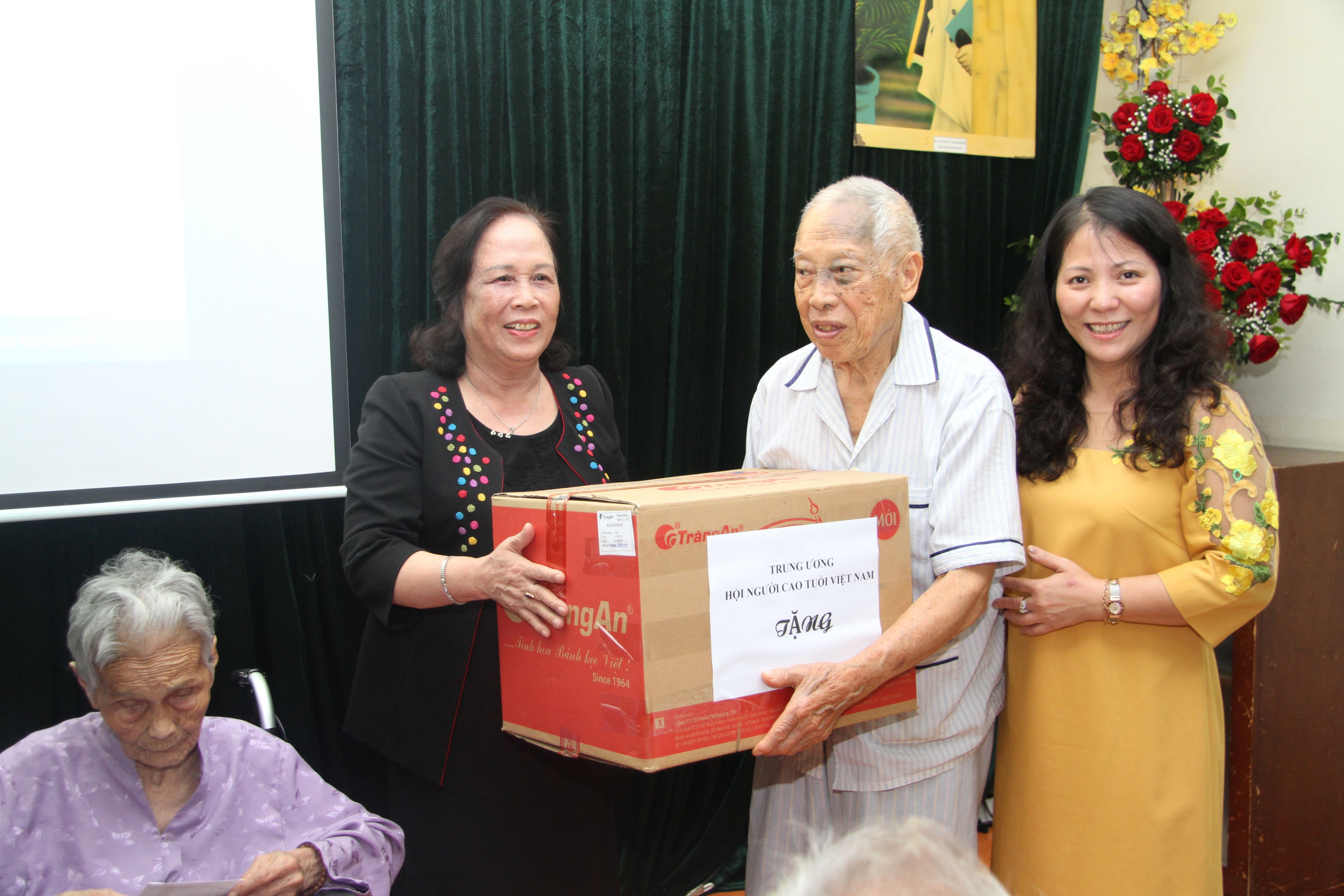 Chủ tịch Phạm Thị Hải Chuyền tặng qu&agrave; NCT tại Trung t&acirc;m Nh&acirc;n &Aacute;i