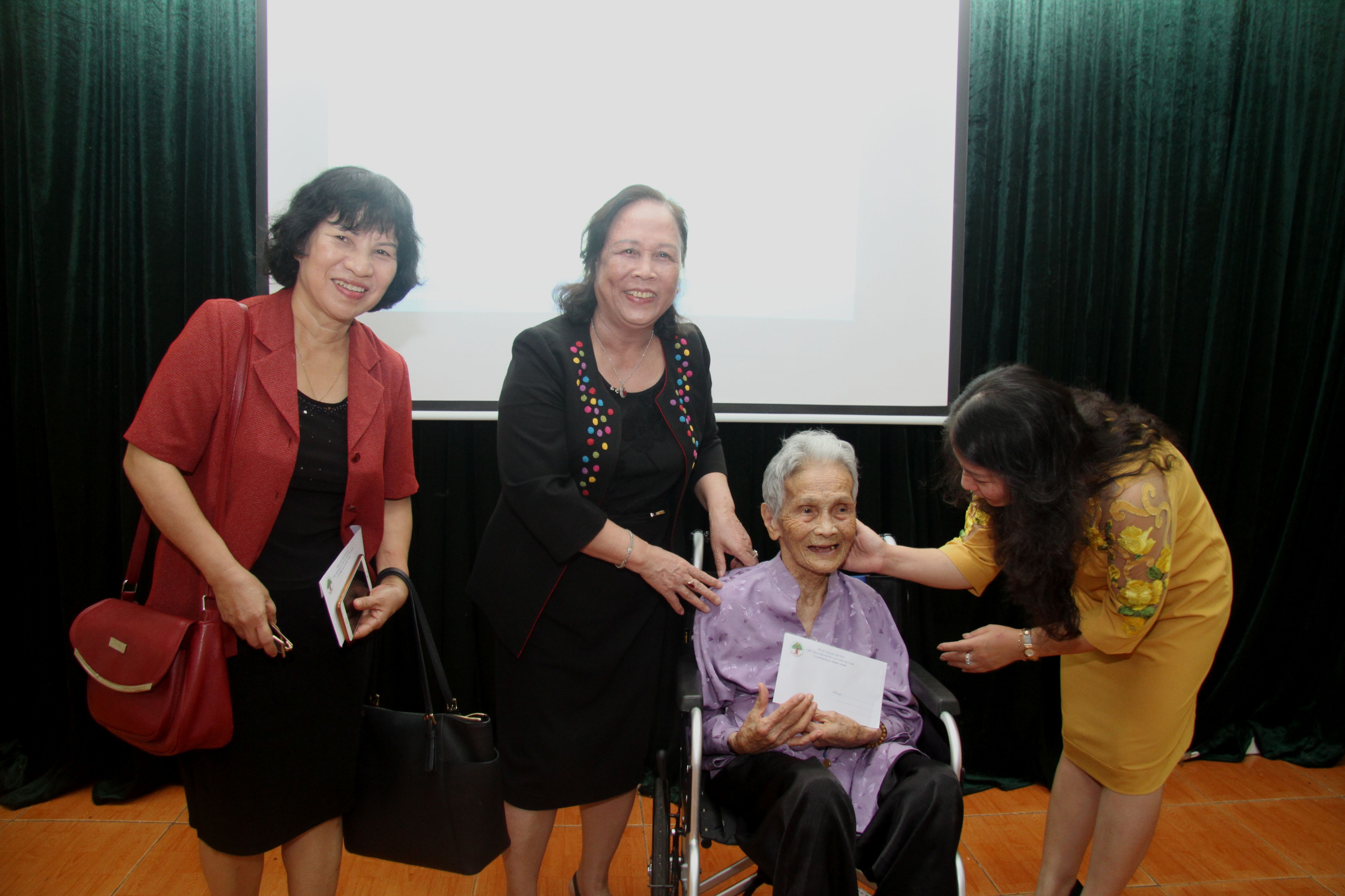 Chủ tịch Phạm Thị Hải Chuyền tặng qu&agrave; NCT hai cụ cao tuổi nhất