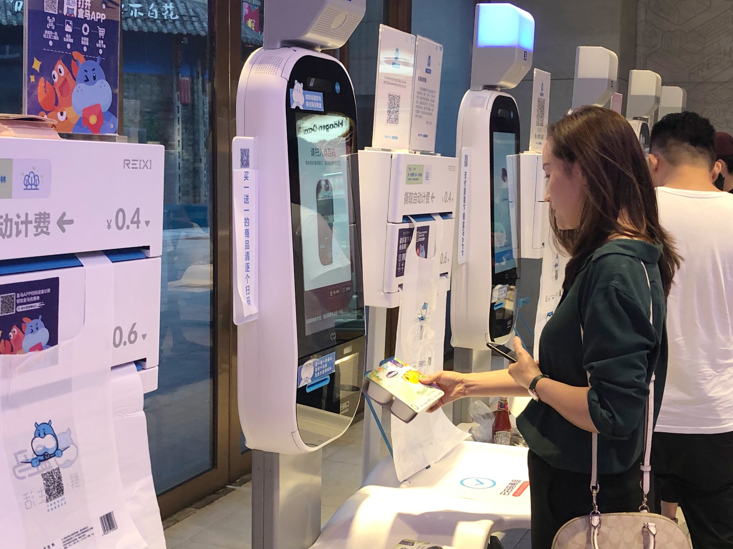 Người ti&ecirc;u d&ugrave;ng c&oacute; thể kiểm tra th&ocirc;ng tin, thanh to&aacute;n nhanh ch&oacute;ng với c&aacute;c m&aacute;y t&iacute;nh tiền tự động c&oacute; chức năng nhận diện khu&ocirc;n mặt