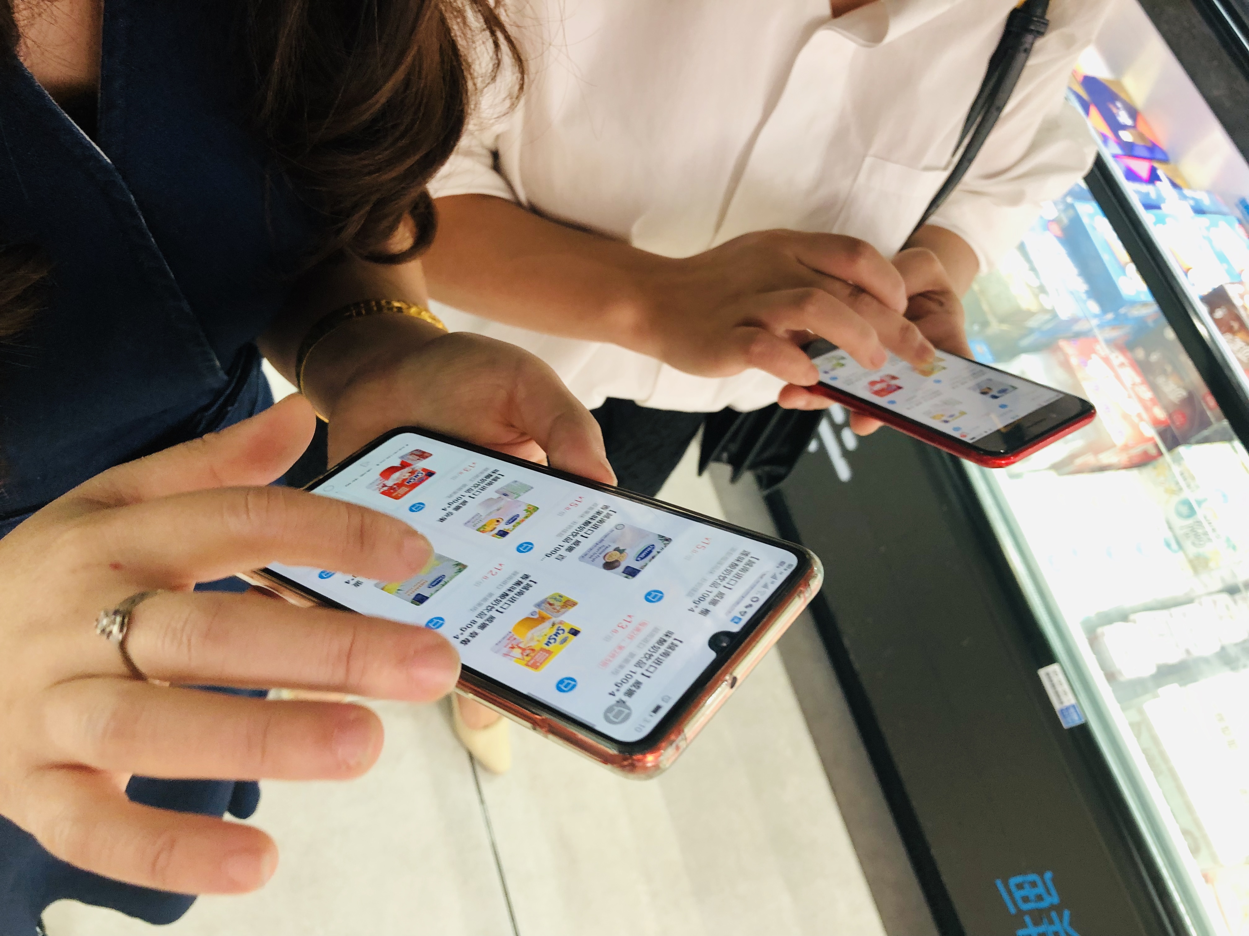 Người ti&ecirc;u d&ugrave;ng dễ d&agrave;ng đặt mua v&agrave; thanh to&aacute;n ngay tr&ecirc;n ứng dụng di động