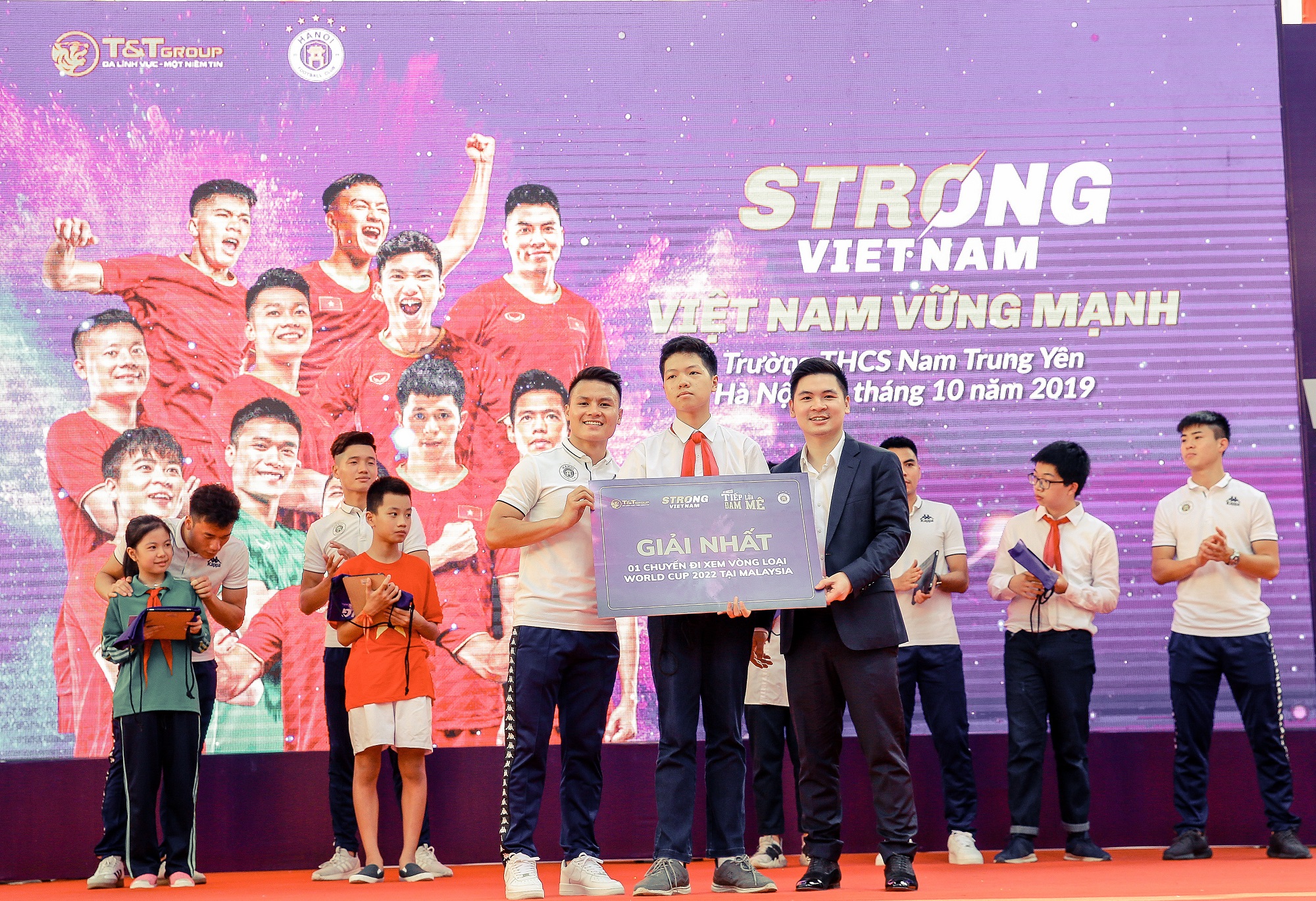 Trưởng Ban tổ chức chương tr&igrave;nh &ldquo;Strong Vietnam&rdquo; Đỗ Vinh Quang trao giải nhất của cuộc thi &ldquo;Tiếp lửa đam m&ecirc;&rdquo;