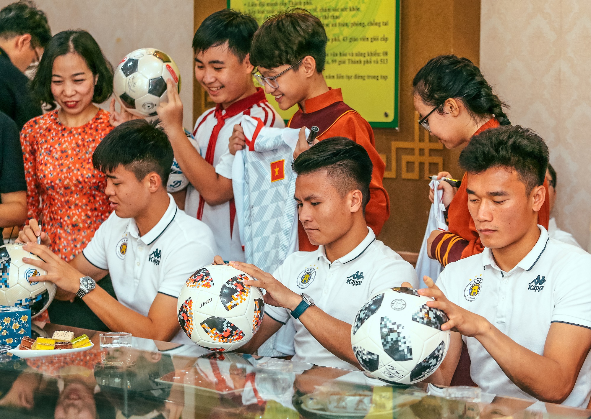 Duy Mạnh, Quang Hải, B&ugrave;i Tiến Dũng k&yacute; tặng c&aacute;c fan tại trường THCS Nam Trung Y&ecirc;n