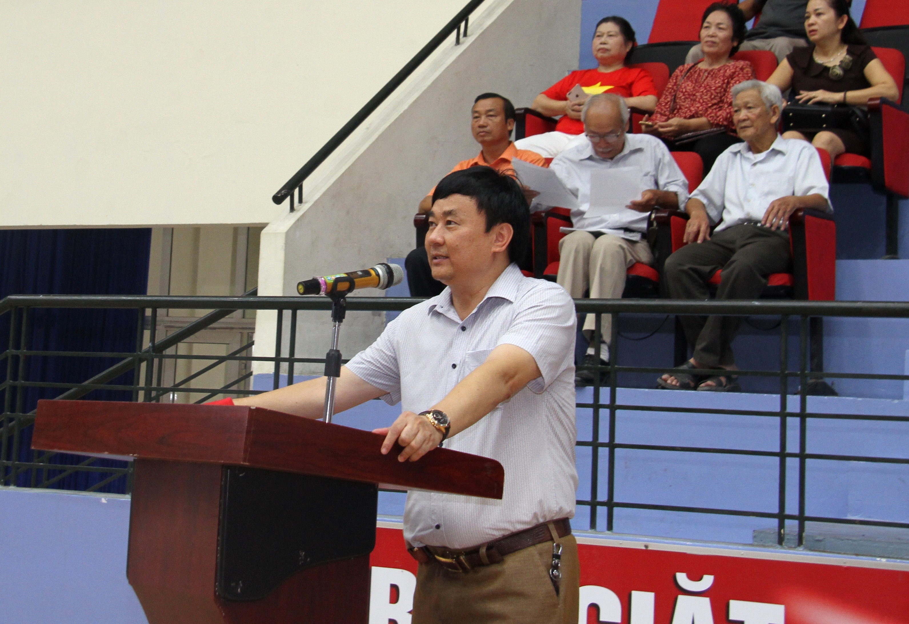 Ph&oacute; Chủ tịch UBND huyện L&yacute; Duy Thanh dự v&agrave; ph&aacute;t biểu khai mạc