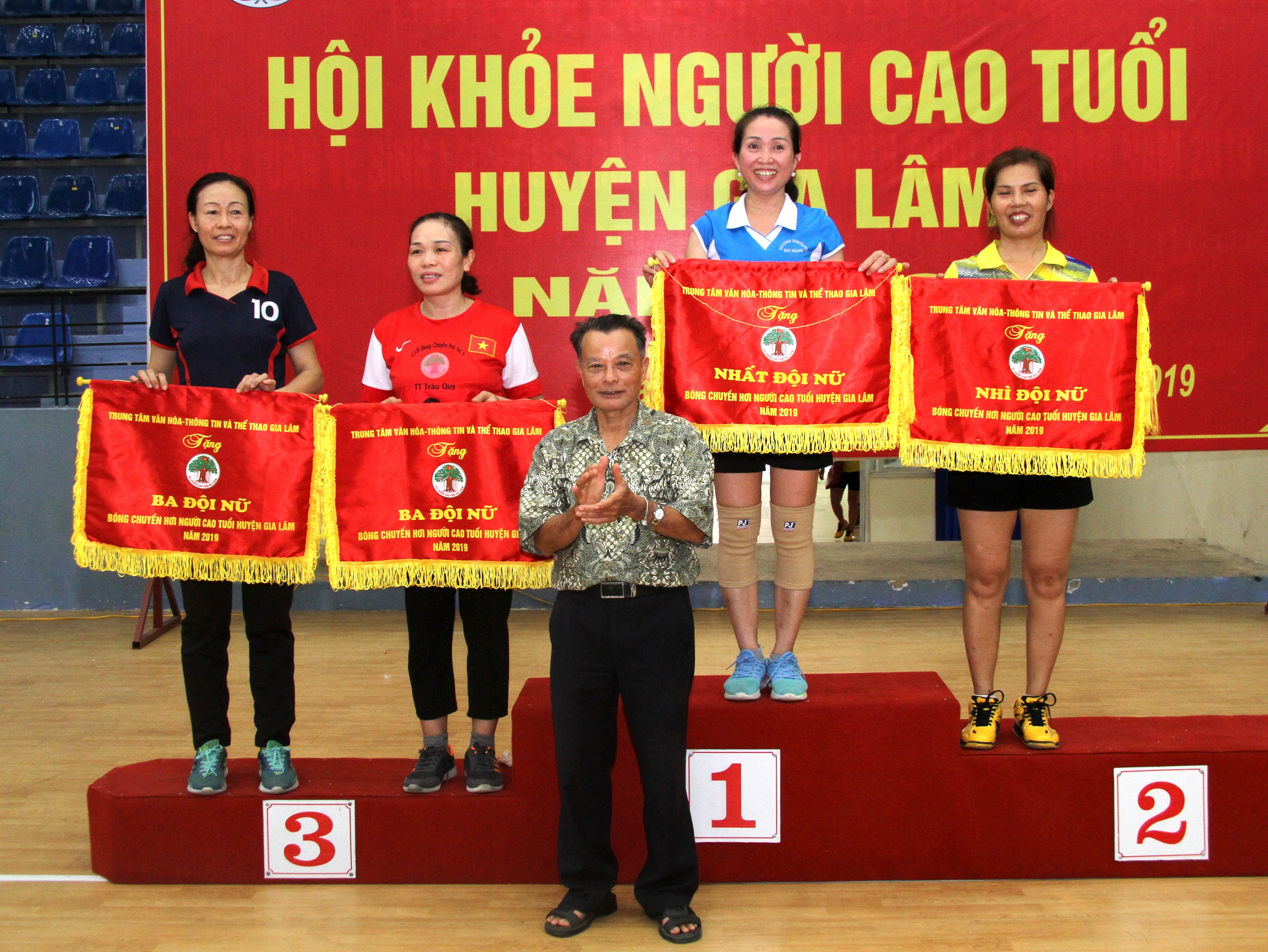 &Ocirc;ng Nguyễn Văn Lơ, Trưởng BĐD Hội NCT huyện trao thưởng cho c&aacute;c đội đoạt giải B&oacute;ng chuyền hơi nữ