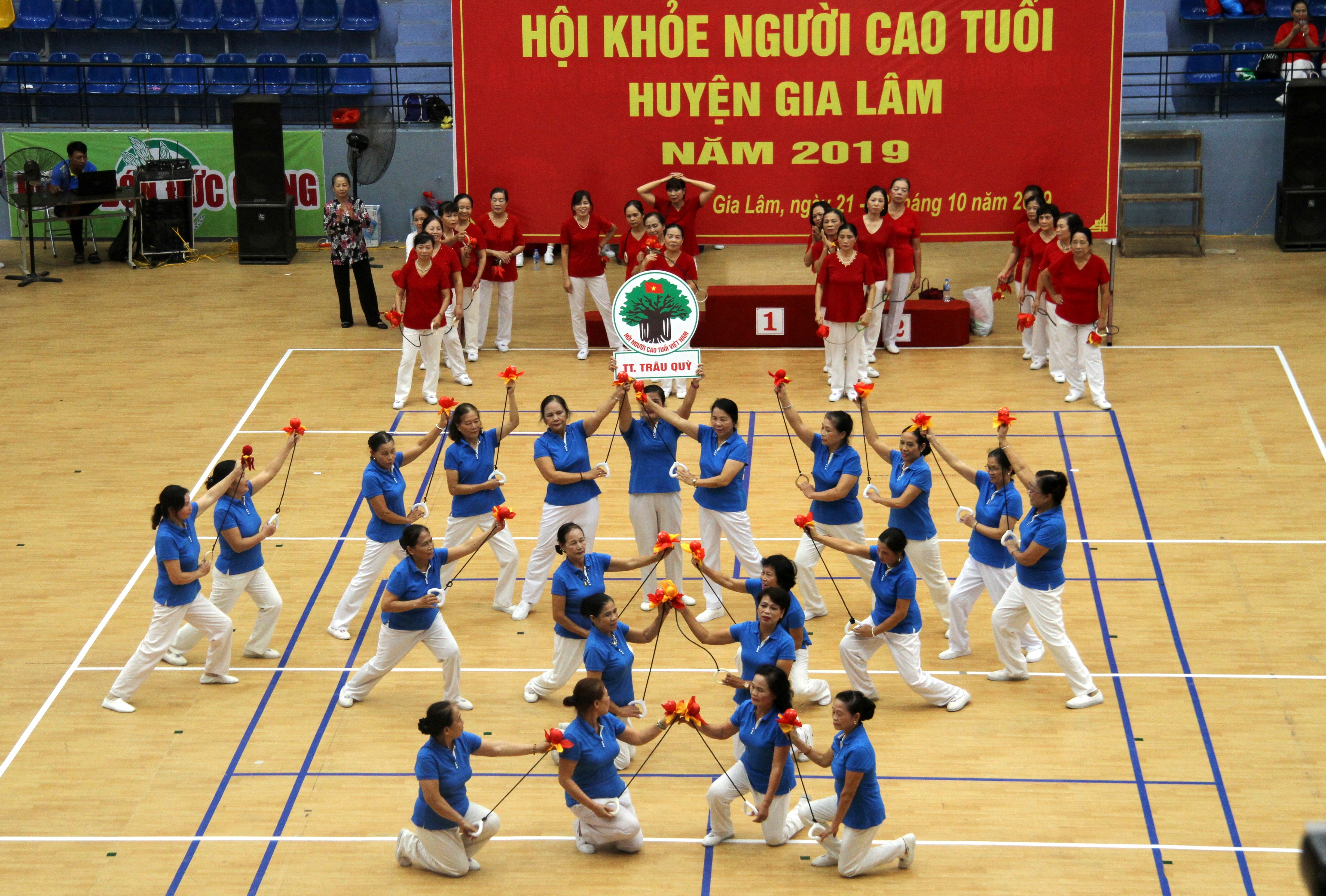 B&agrave;i thể dục với cầu của NCT thị trấn Tr&acirc;u Quỳ