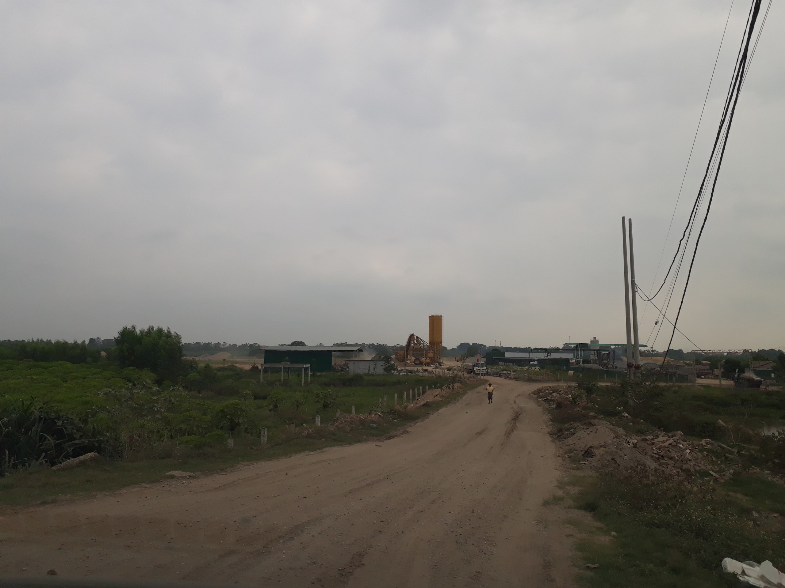 Xe tải chở b&ecirc; t&ocirc;ng chạy r&acirc;̀m r&acirc;̣p bụi mù mịt tr&ecirc;n đ&ecirc;. (Ảnh: Q.Hùng)