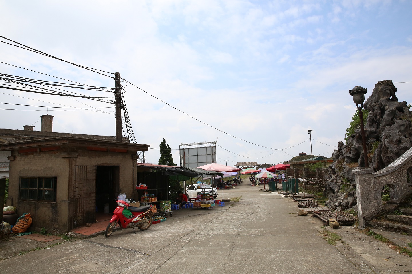 Những h&agrave;ng qu&aacute;n người d&acirc;n dựng tạm ở khu du lịch Mẫu Sơn