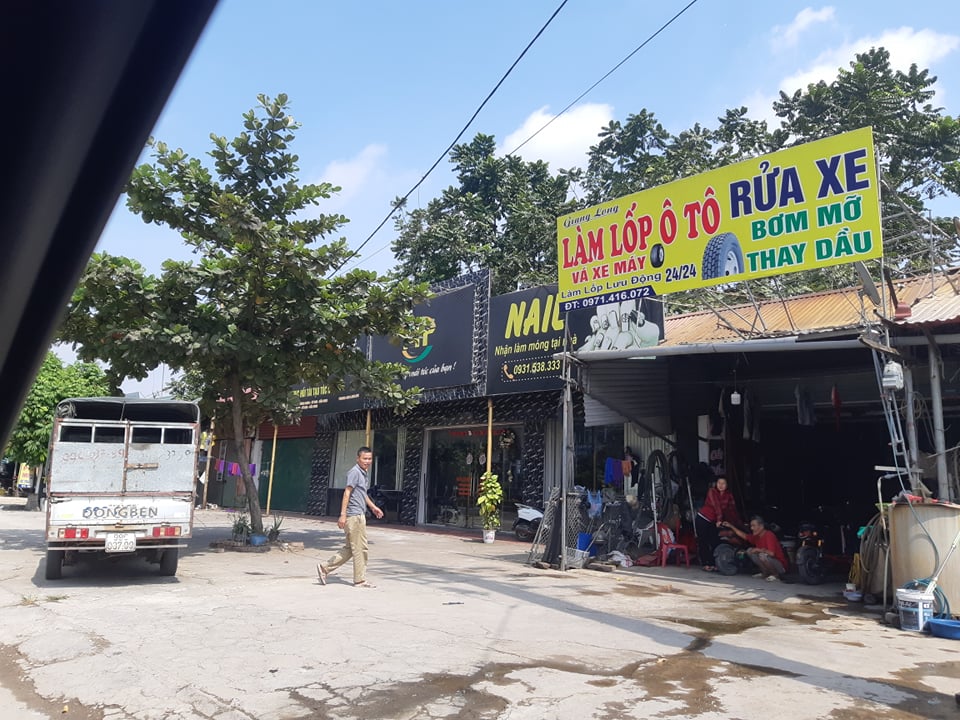 H&agrave;ng qu&aacute;n lấn chiếm hết vỉa h&egrave;. (Ảnh: Q.H&ugrave;ng)