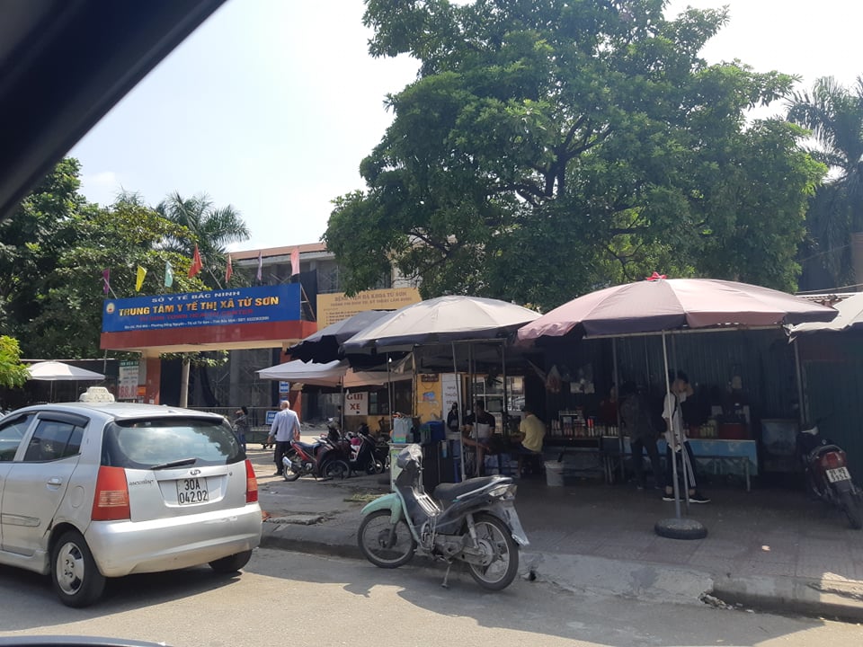 Bát nháo hàng quán tại cổng Trung tâm Y tế thị xã Từ Sơn