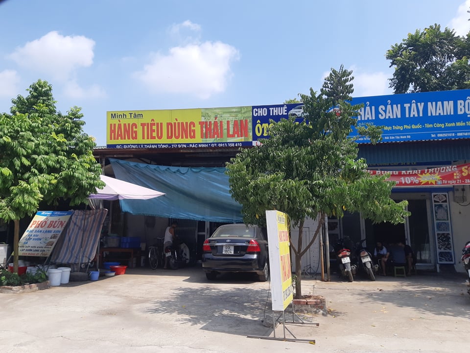Bát nháo hàng quán tại cổng Trung tâm Y tế thị xã Từ Sơn