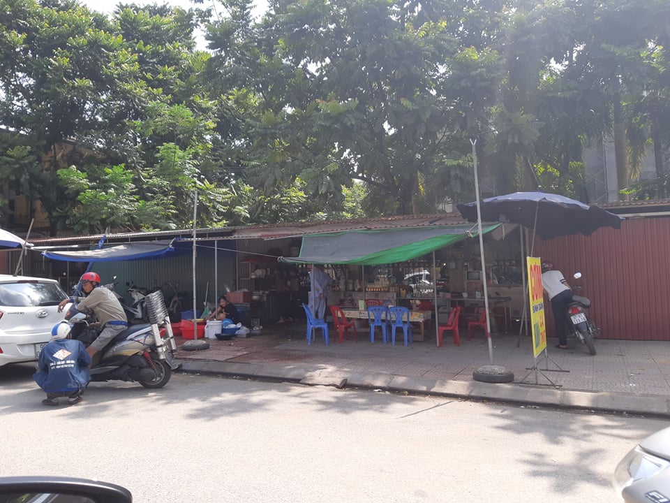 Rửa b&aacute;t ngay tr&ecirc;n vỉa h&egrave;.