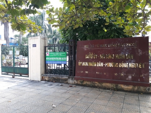 Bát nháo hàng quán tại cổng Trung tâm Y tế thị xã Từ Sơn