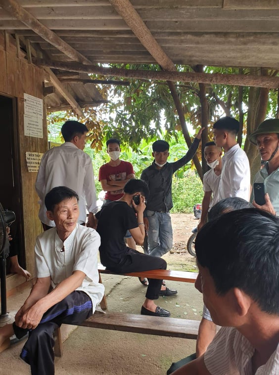 Người d&acirc;n tập trung &yacute; kiến việc C&ocirc;ng ty xả thải g&acirc;y &ocirc; nhiễm