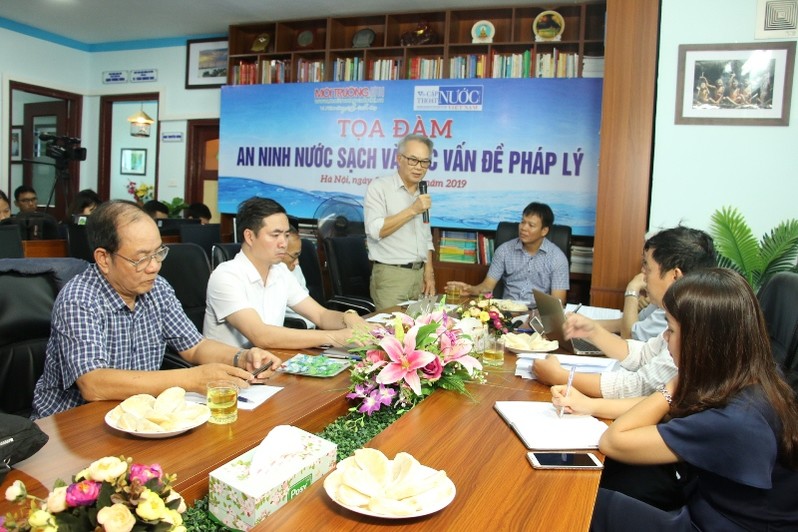 C&aacute;c vị kh&aacute;ch mời tham gia buổi tọa đ&agrave;m.