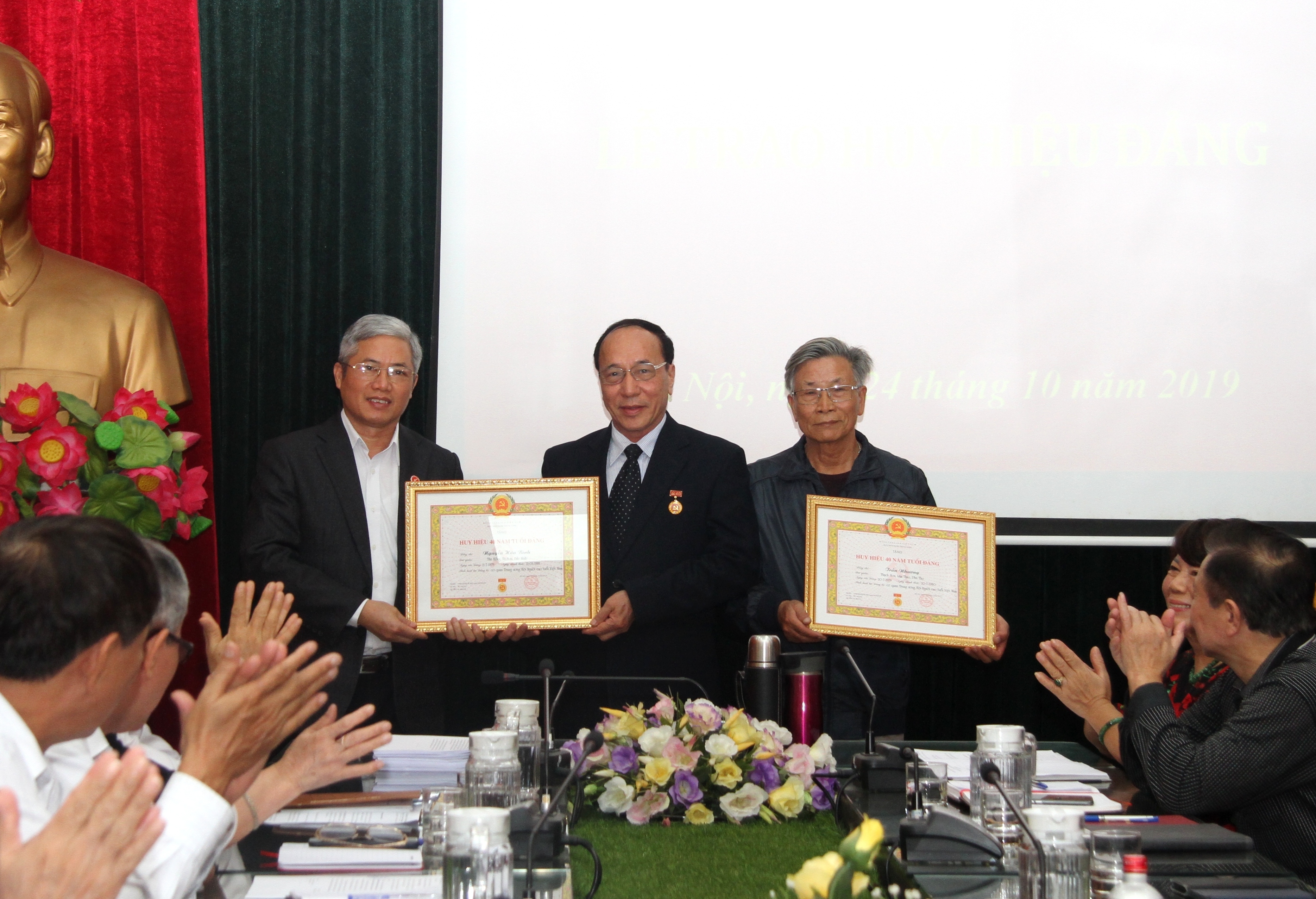 &Ocirc;ng Vũ Đức Nam trao Huy hiệu 40 năm tuổi Đảng cho 2 đảng vi&ecirc;n Trần Nhương v&agrave; Nguyễn H&ograve;a B&igrave;nh.