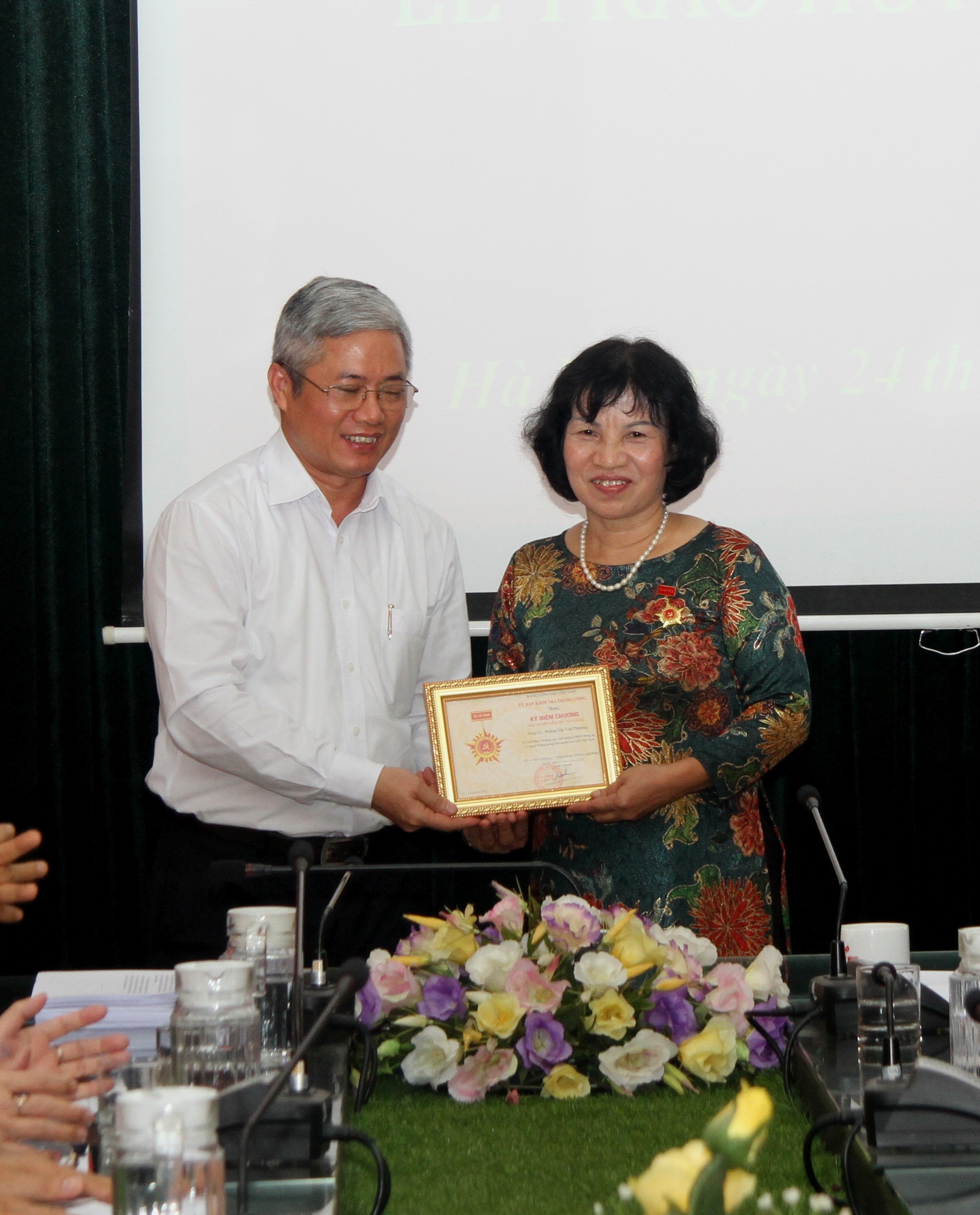 Trao Kỉ niệm chương cho b&agrave; Ho&agrave;ng Thị Việt Phương