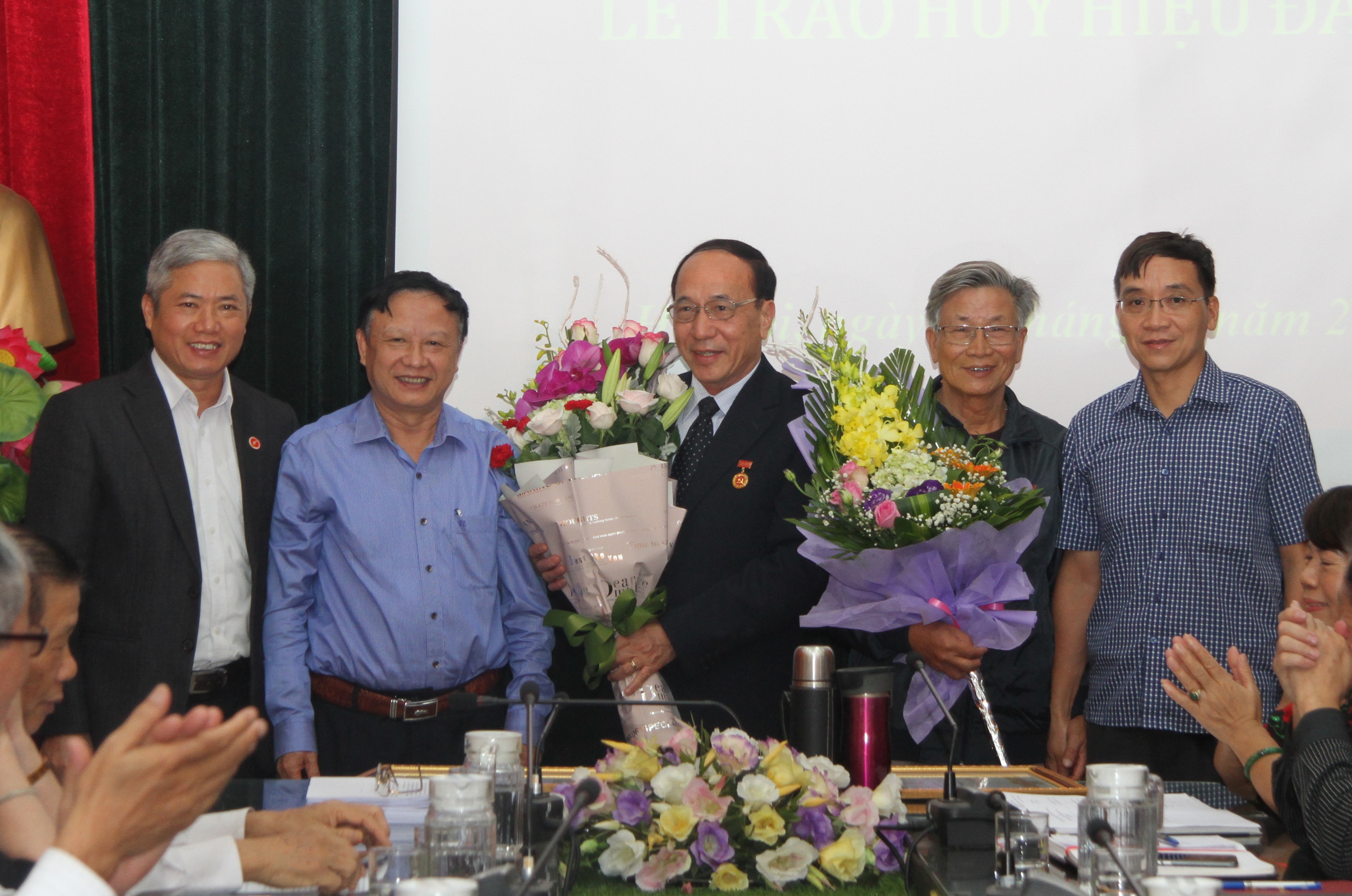 C&aacute;c Chi bộ tặng hoa ch&uacute;c mừng