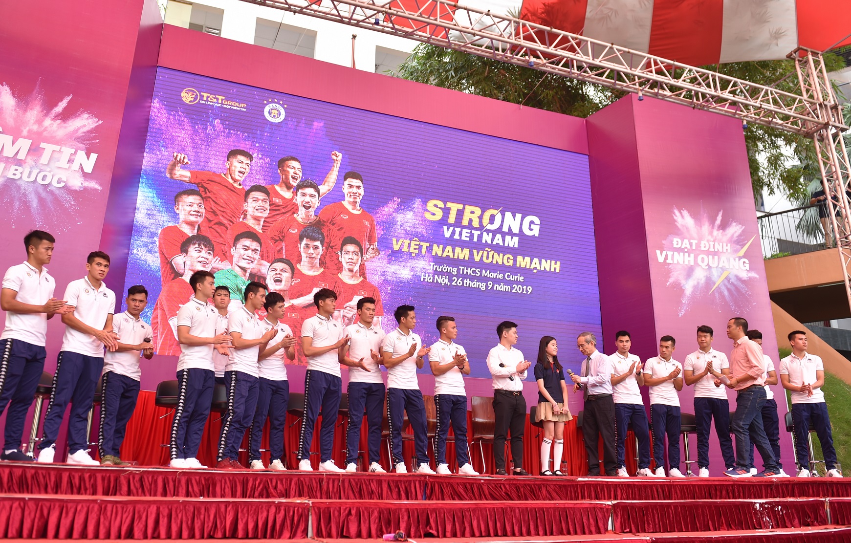 Năm 2019, c&aacute;c cầu thủ CLB b&oacute;ng đ&aacute; H&agrave; Nội cũng đ&atilde; tham gia chương tr&igrave;nh &ldquo;Strong Vietnam&rdquo; nhằm truyền cảm hứng sống c&oacute; ước mơ, c&oacute; ho&agrave;i b&atilde;o tới c&aacute;c em học sinh THCS tại H&agrave; Nội