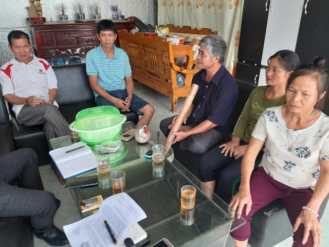 C&aacute;c hộ d&acirc;n tr&igrave;nh b&agrave;y sự việc với ph&oacute;ng vi&ecirc;n