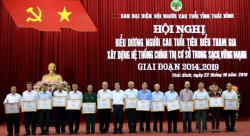 Người cao tuổi là tấm gương, chỗ dựa  tin cậy của gia đình và cộng đồng xã hội