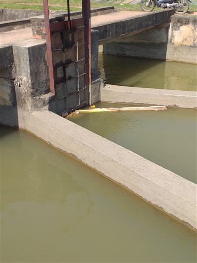 Người d&acirc;n vứt r&aacute;c thải xuống k&ecirc;nh.