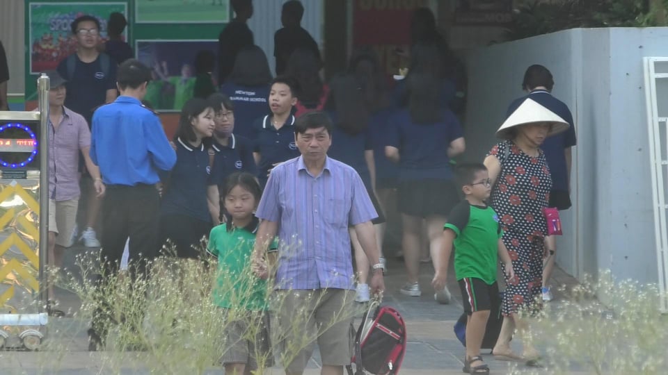 Phụ huynh vẫn tấp nập đưa đ&oacute;n con đi học