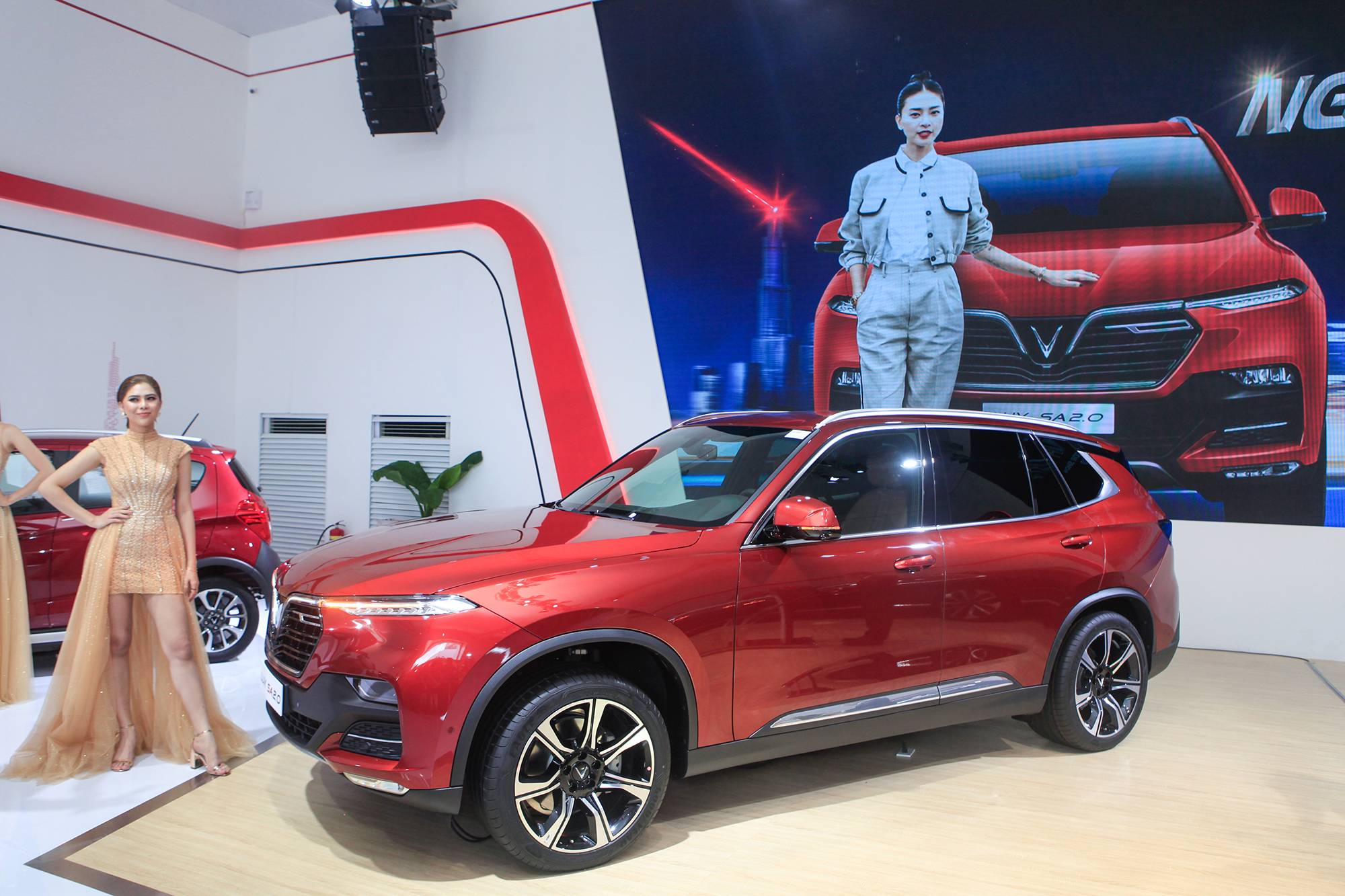 Chiếc VinFast Lux SA2.0 của đại sứ thương hiệu Ng&ocirc; Thanh V&acirc;n thuộc phi&ecirc;n bản Cao cấp, sở hữu ngoại thất m&agrave;u cam bắt mắt. Xe được trang bị động cơ 2.0 I4, tăng &aacute;p, c&ocirc;ng suất 228 m&atilde; lực v&agrave; m&ocirc;-men xoắn 350 Nm, đi c&ugrave;ng hộp số ZF 8 cấp tự động.